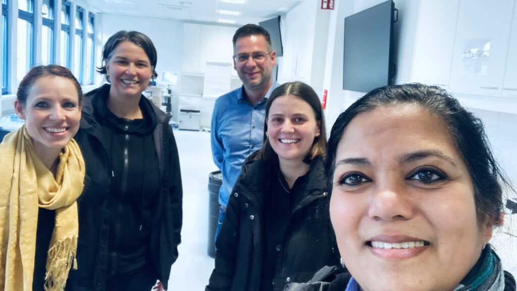 Members of BioMedAustria and lablife.video in the cell culture laboratory of FH Wiener Neustadt together with Thomas Pekar.
