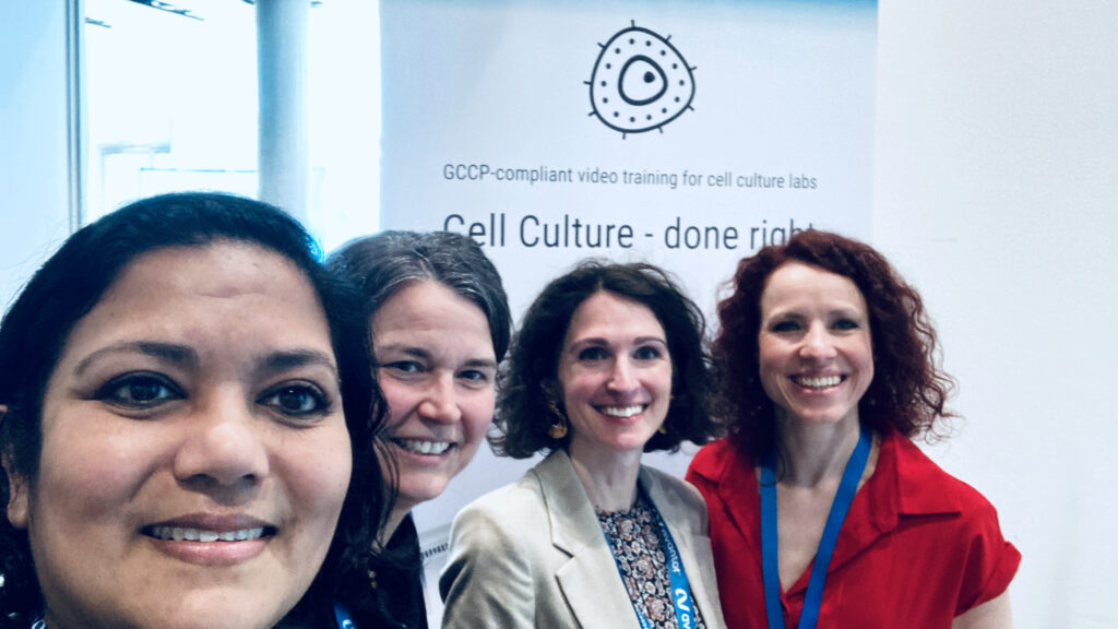 Asmita Banerjee, Adelheid Weidinger, Karin Tomicek-Gründl und Katharina Wagner vor dem lablife roll up mit logo und Schriftzug.